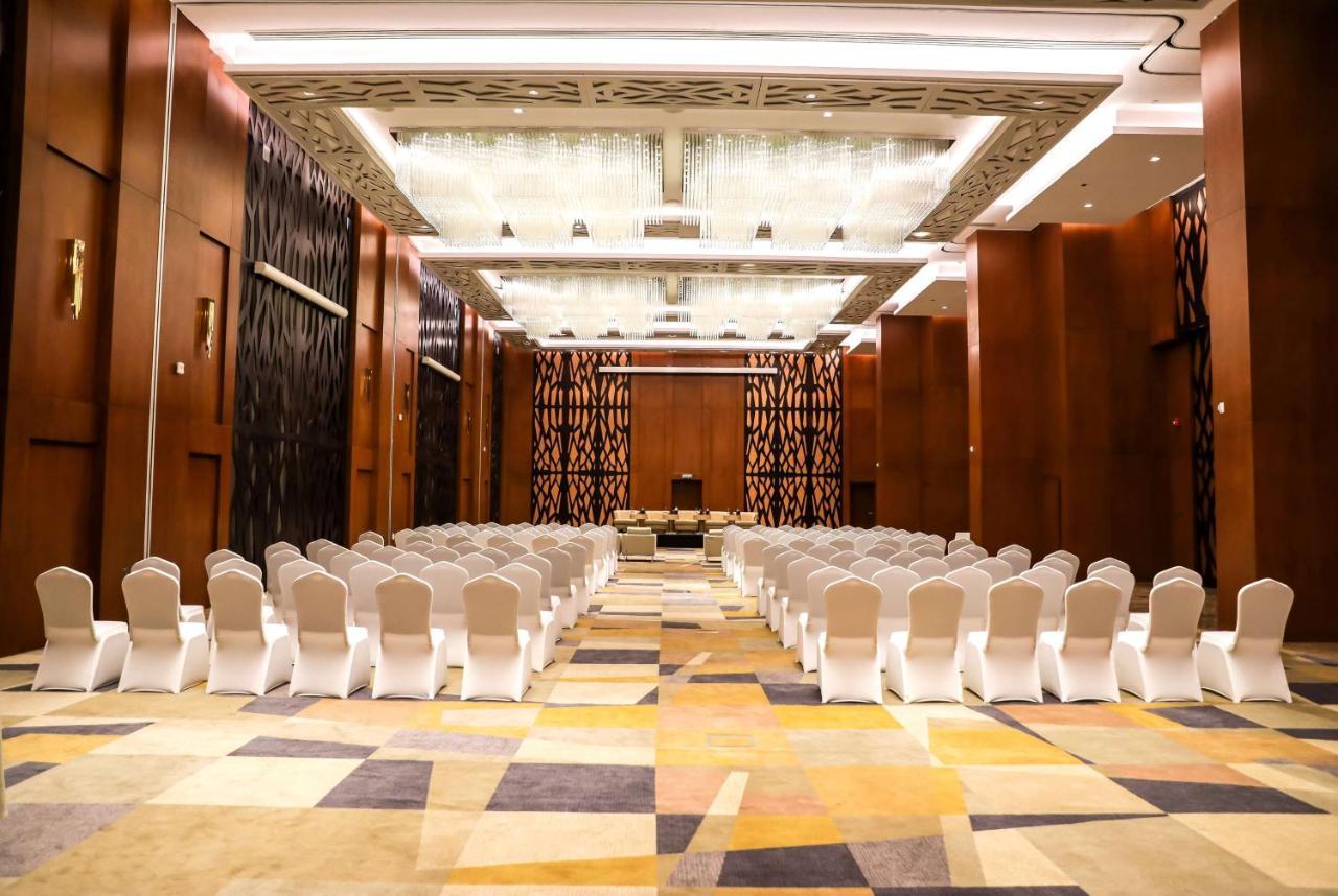 Wyndham West Bay Hotel 5*